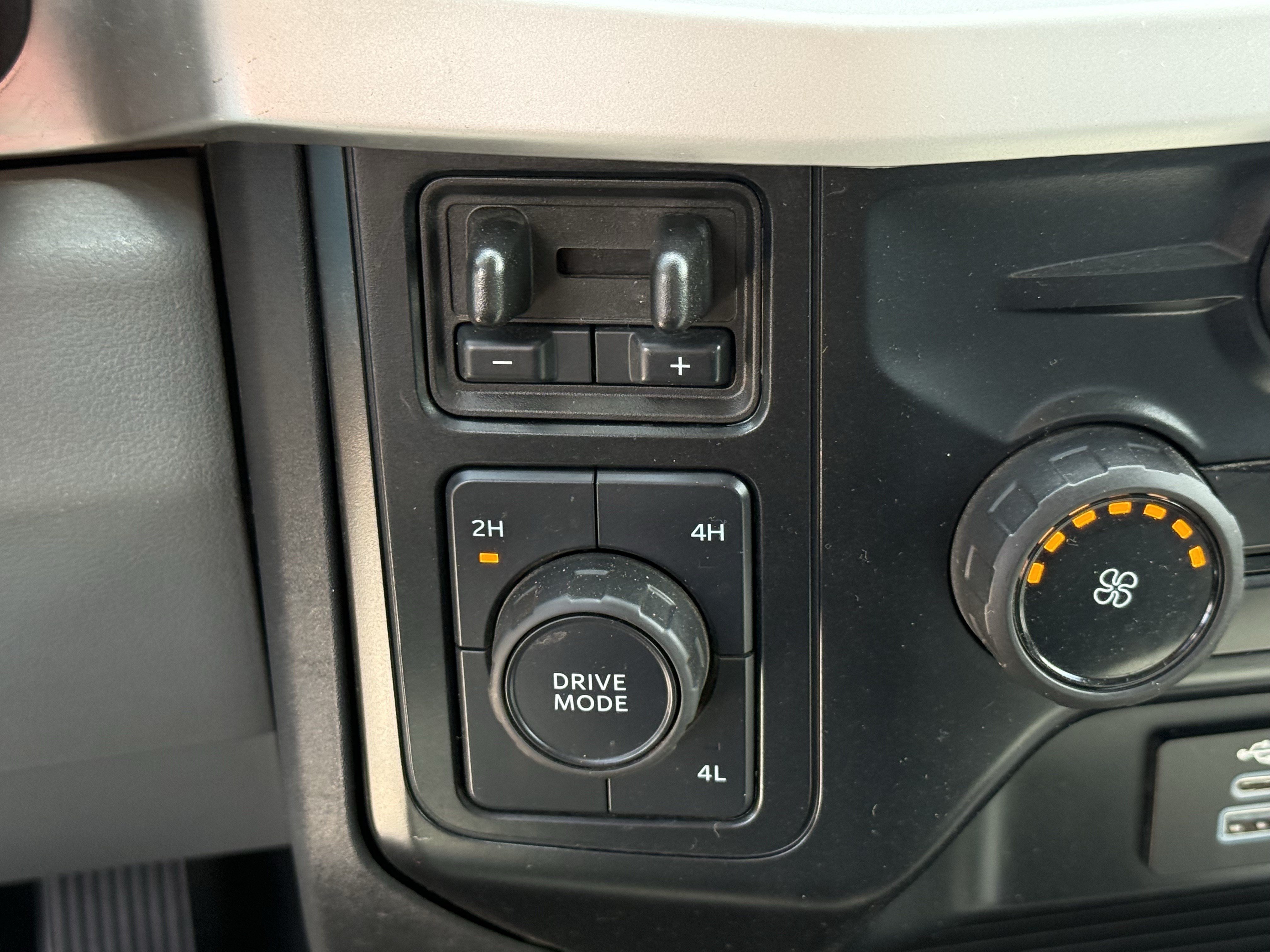 Used 2025 Oxford White Ford XLT image 22