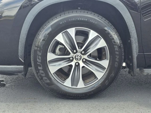 Used 2022 Black Toyota XLE image 31