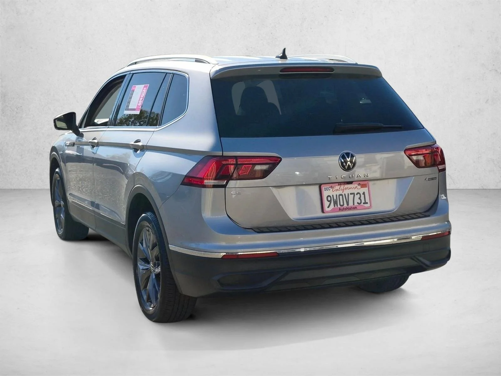 Used 2024 Pyrite Silver Metallic Volkswagen SE image 8
