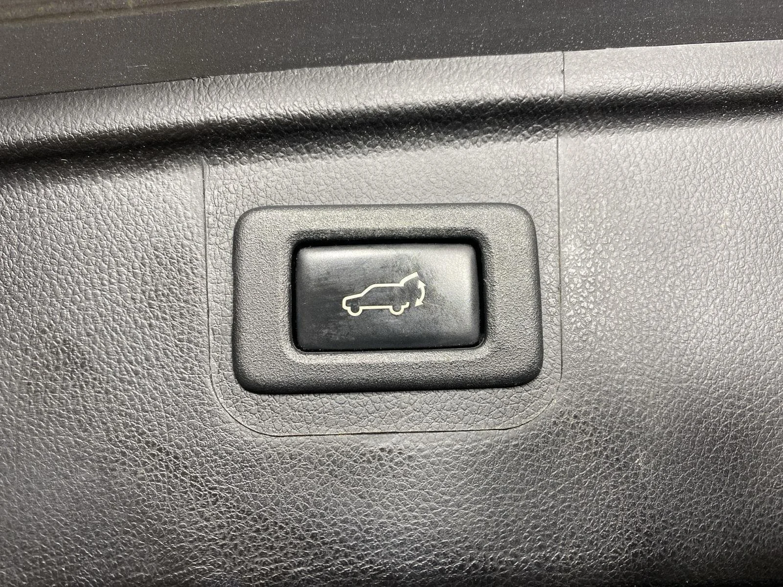 Used 2018 Ice Silver Metallic Subaru Limited image 30