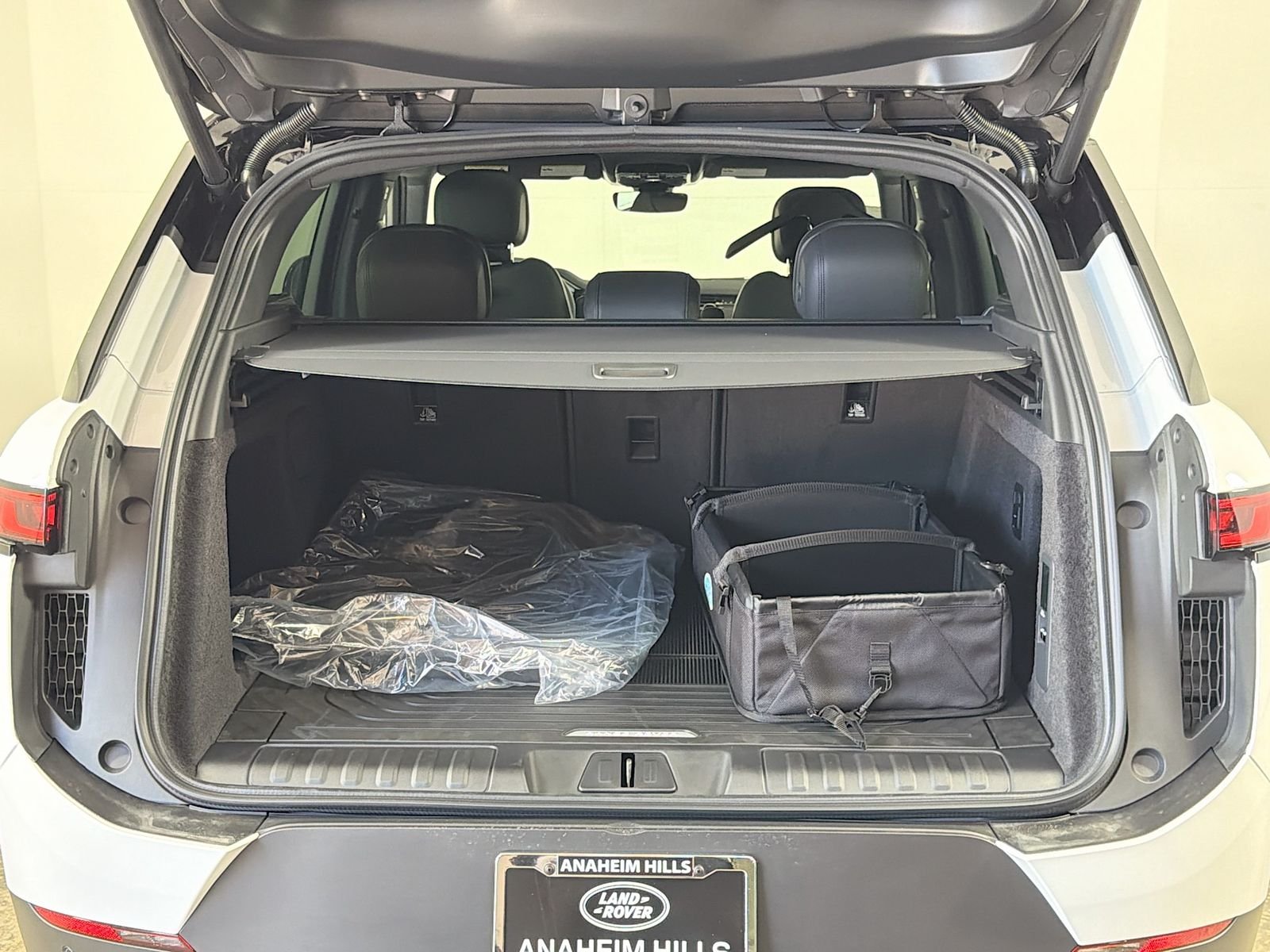 New 2026 Fuji White Land Rover SE image 29