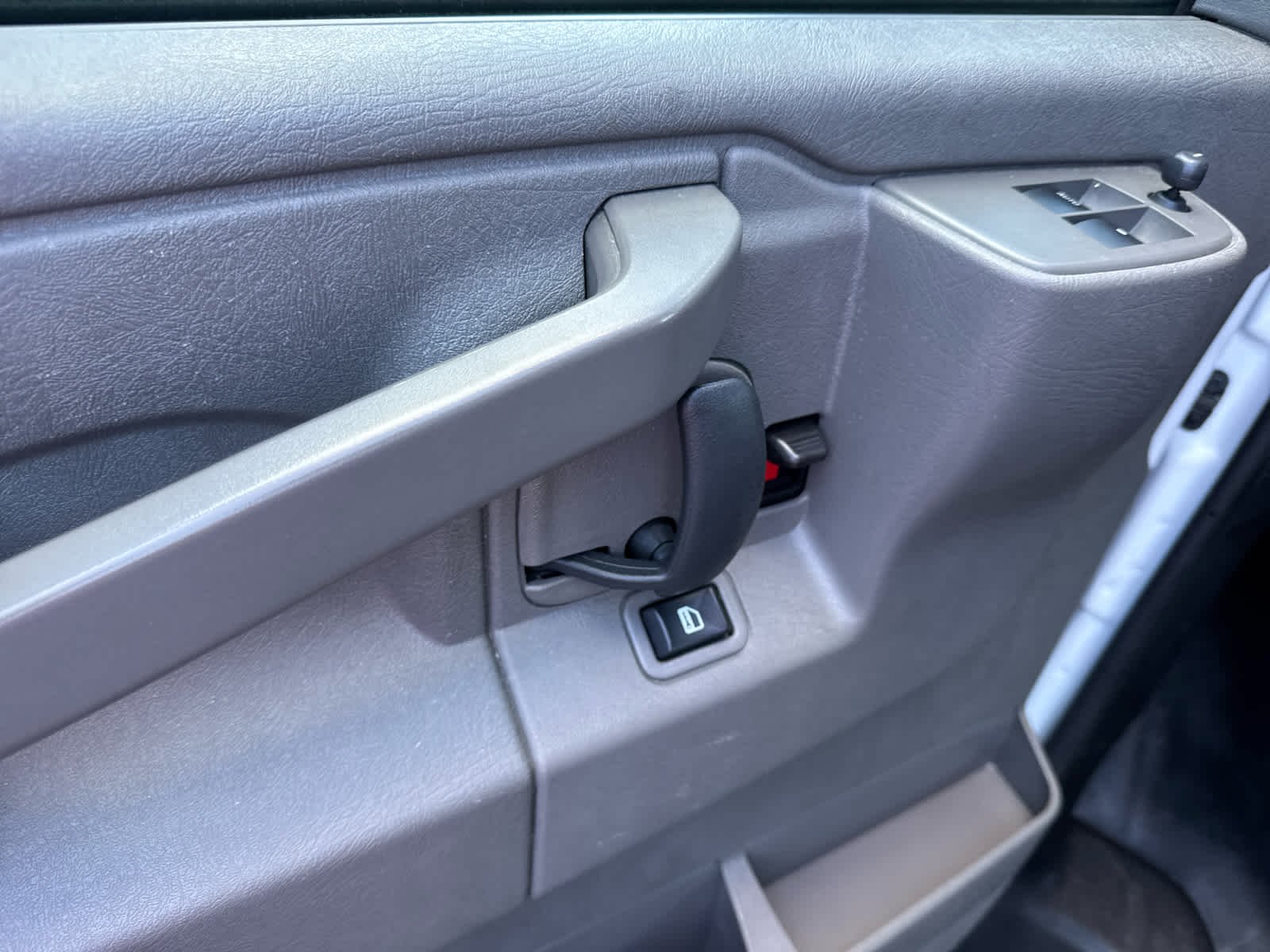 2024 GMC Savana Cargo Work Van - Photo 17