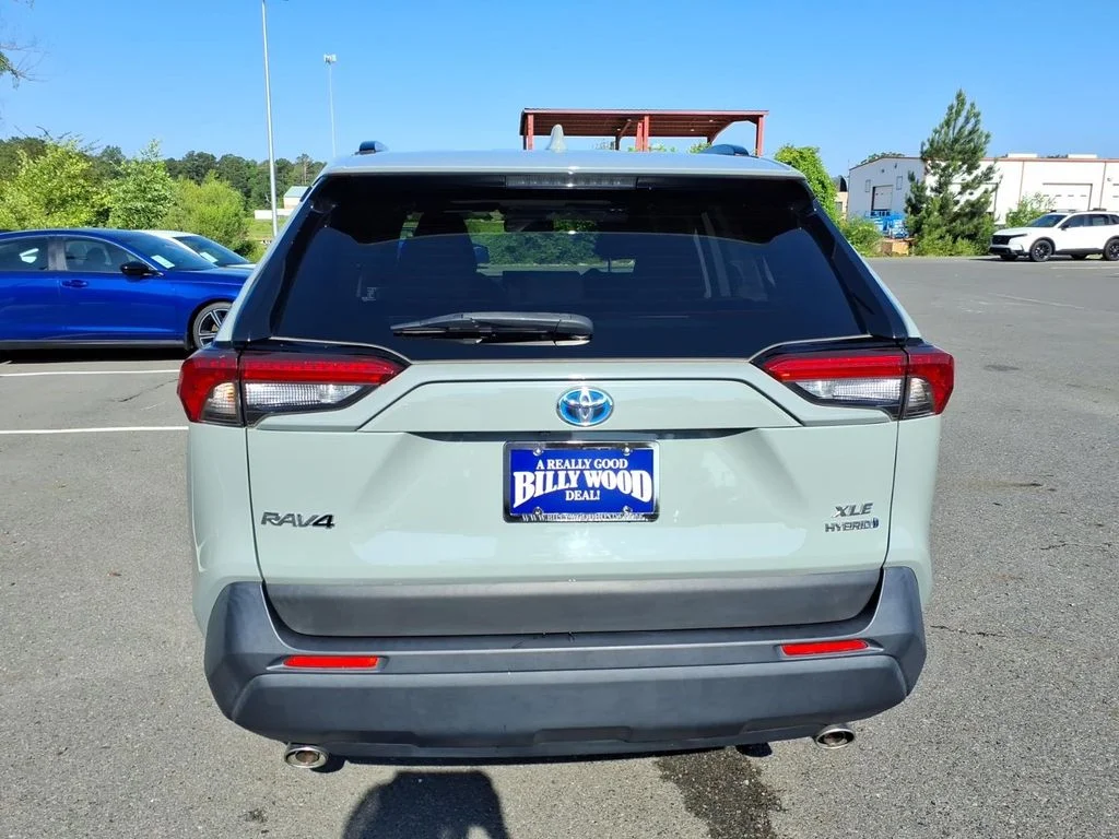 Used 2022 Lunar Toyota XLE Premium image 4