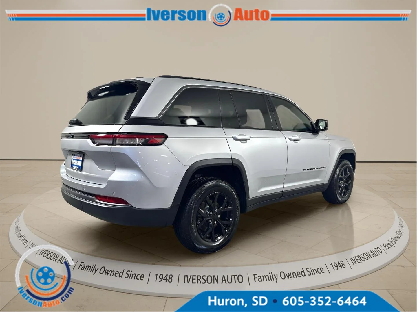 New 2026 Silver Zynith Exterior Paint Jeep Laredo Altitude image 11