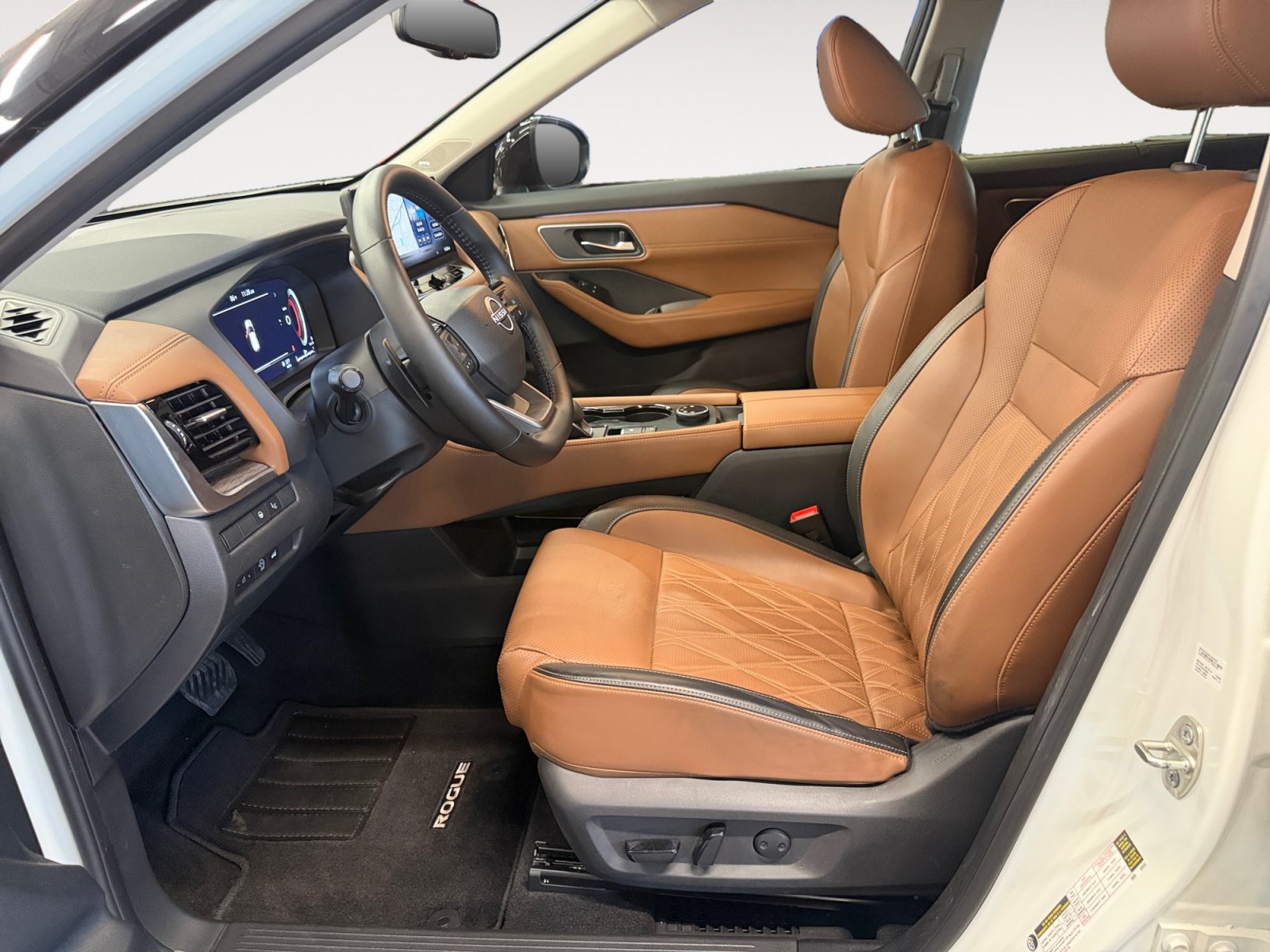 Used 2025 Everest White Pearl/Super Black Nissan Platinum image 24