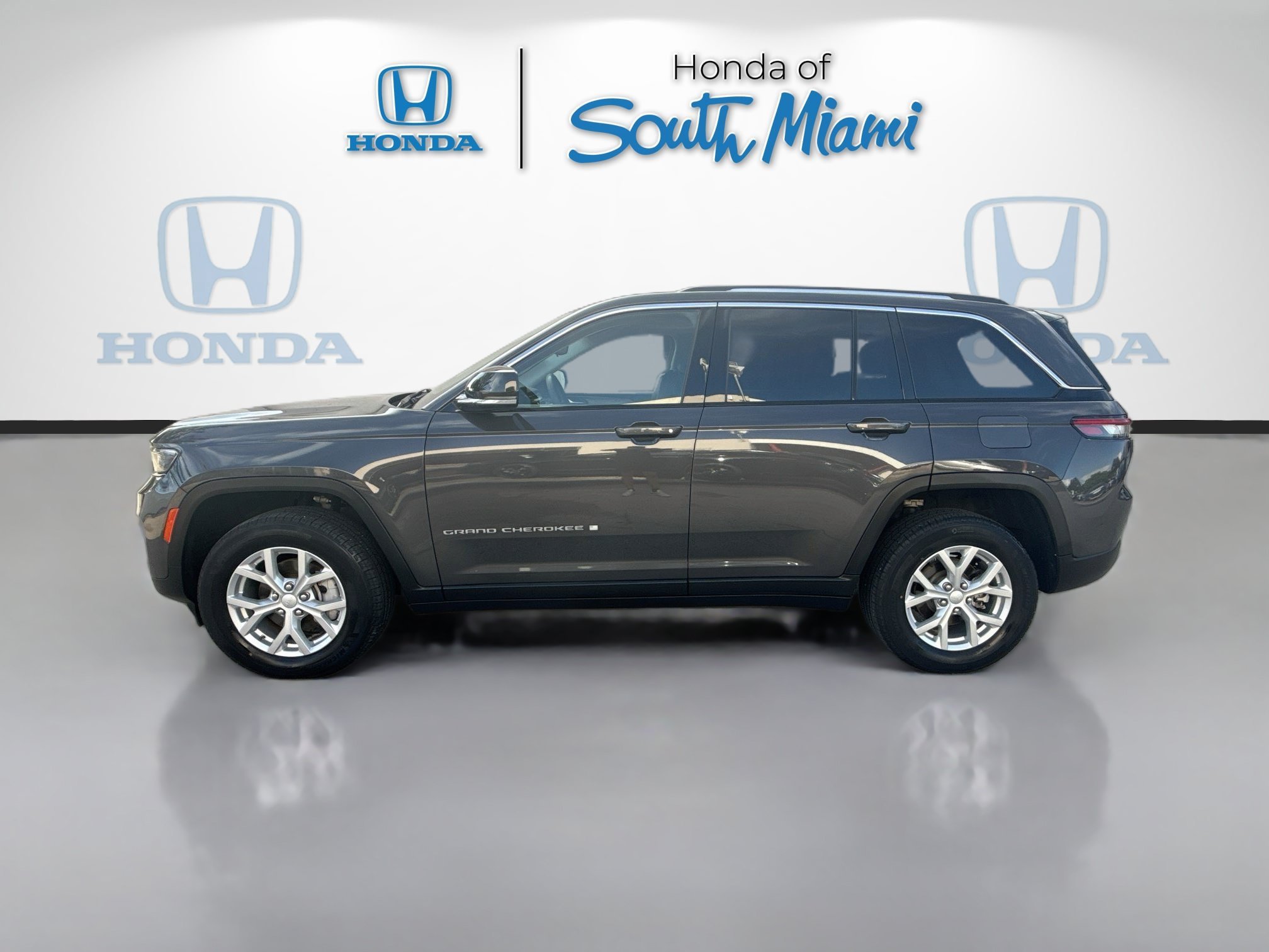 Used 2023 Baltic Gray Metallic Clearcoat Jeep Limited image 4