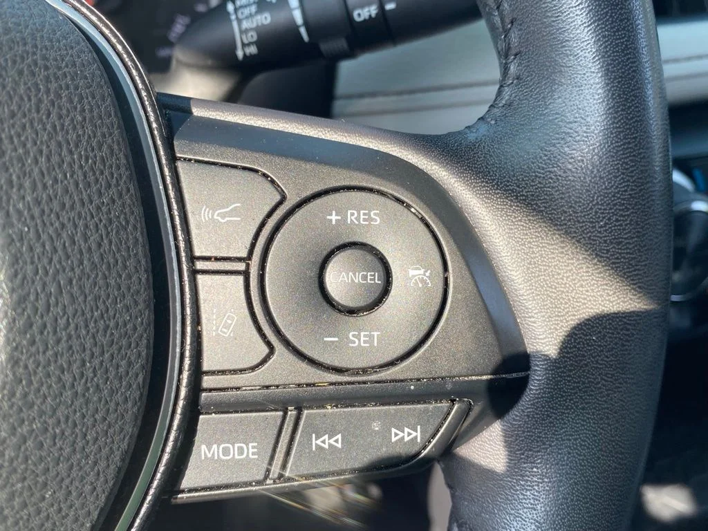 Used 2020 Silver Toyota XLE Premium image 29