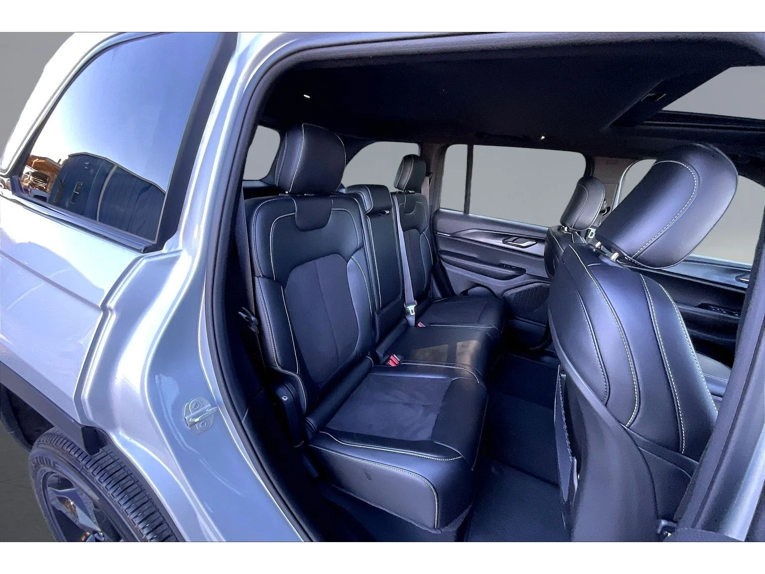 Used 2023 Silver Jeep Altitude image 19