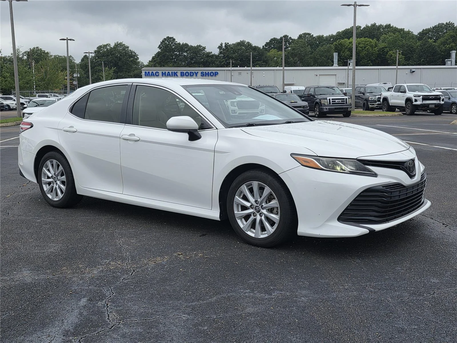 Used 2018 Super White Toyota LE image 3