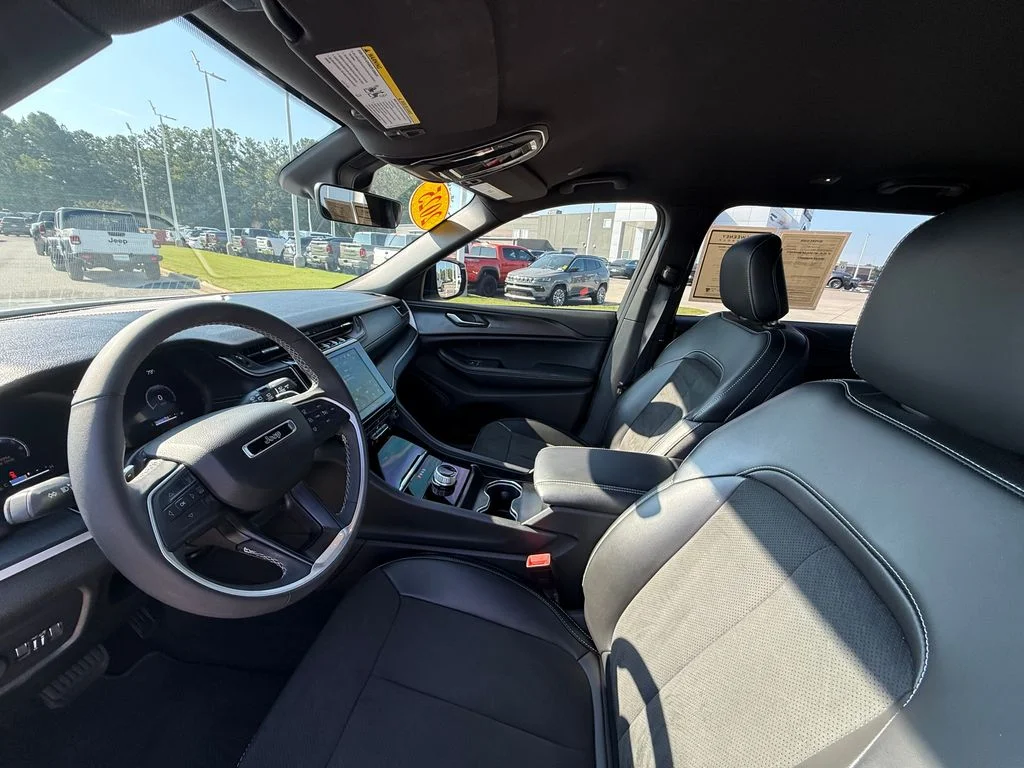 Used 2025 White Jeep Altitude image 20