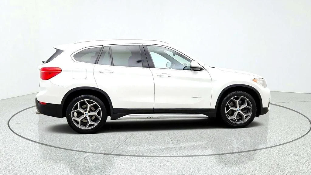 Used 2018 Alpine White BMW xDrive28i Sports Activity Vehicle image 4