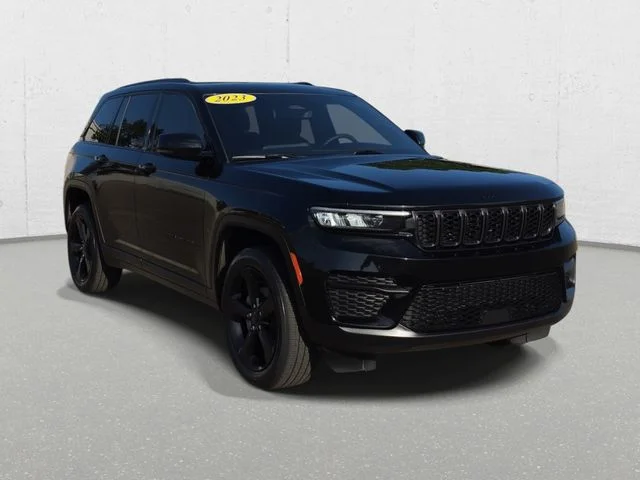 Used 2023 Diamond Black Jeep Altitude X image 3