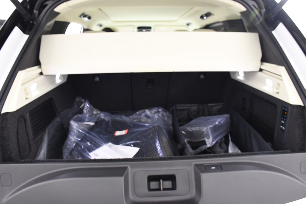New 2026 Ostuni Pearl W Land Rover SE image 23