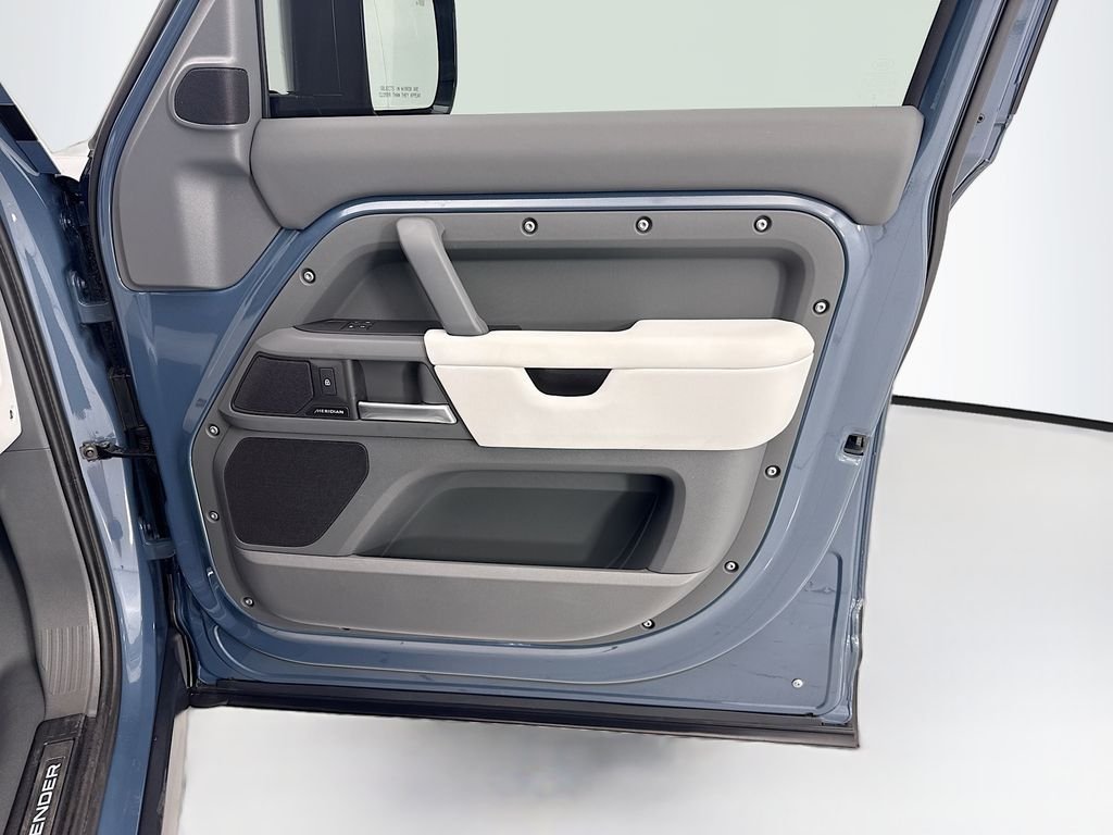 2025 Land Rover Defender S - Photo 24