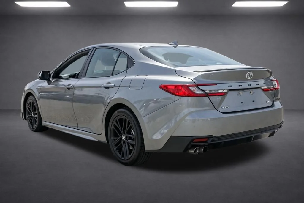 Used 2025  Toyota SE image 5