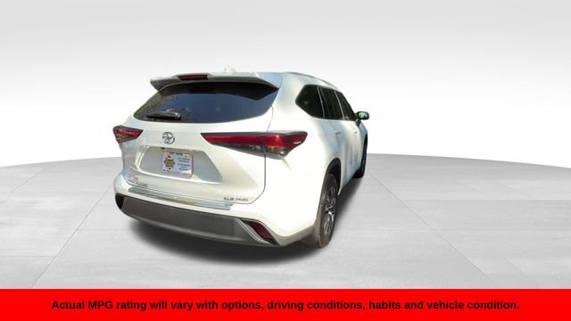 Used 2022 Beige Toyota XLE image 8