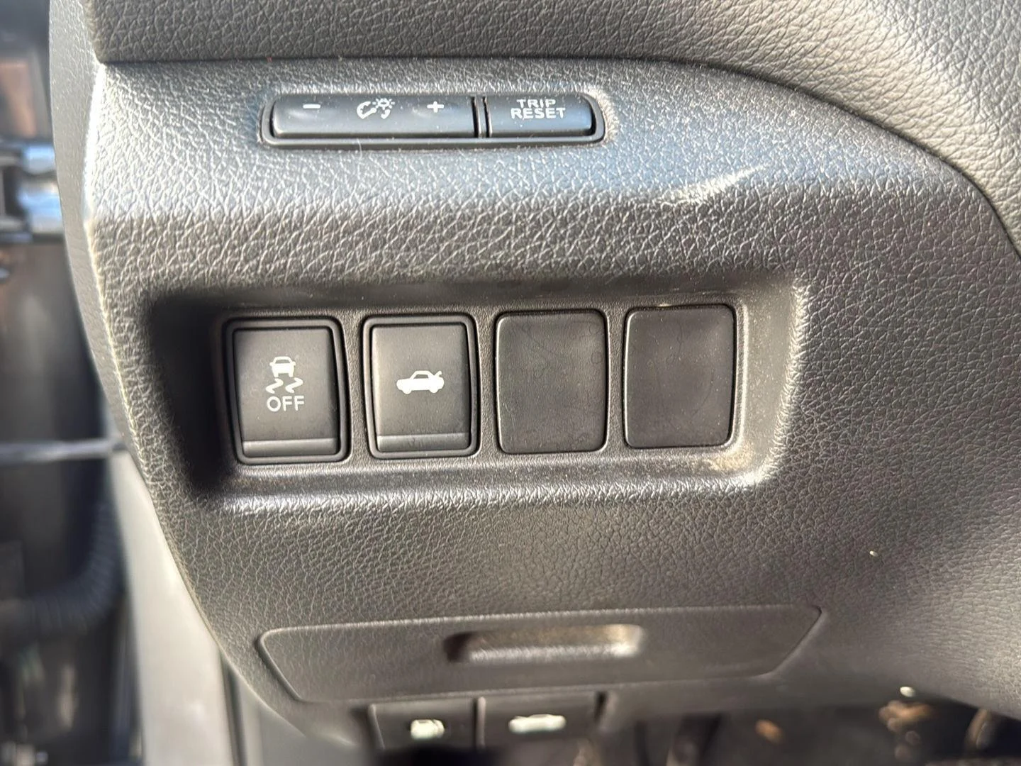 Used 2014 Gun Metallic Nissan 2.5 S image 14