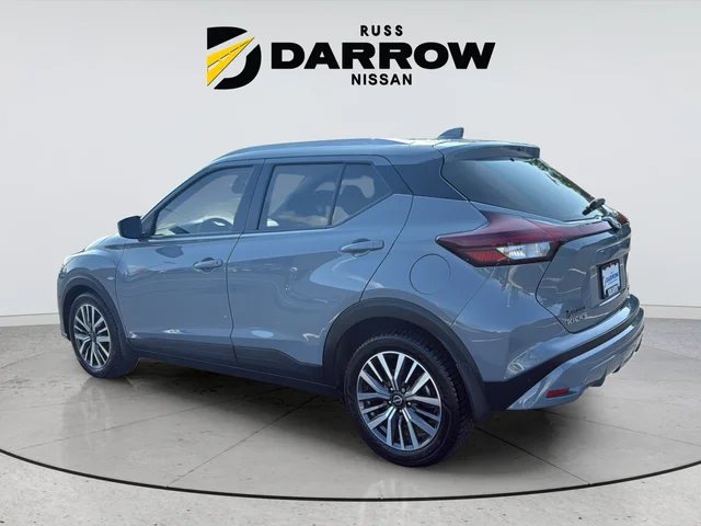 Used 2022 Gray Nissan SV image 3
