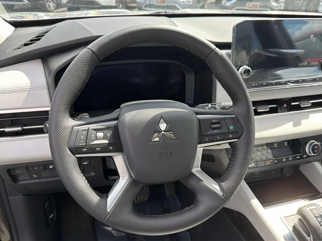 New 2025 Black Diamond Mitsubishi SEL image 14