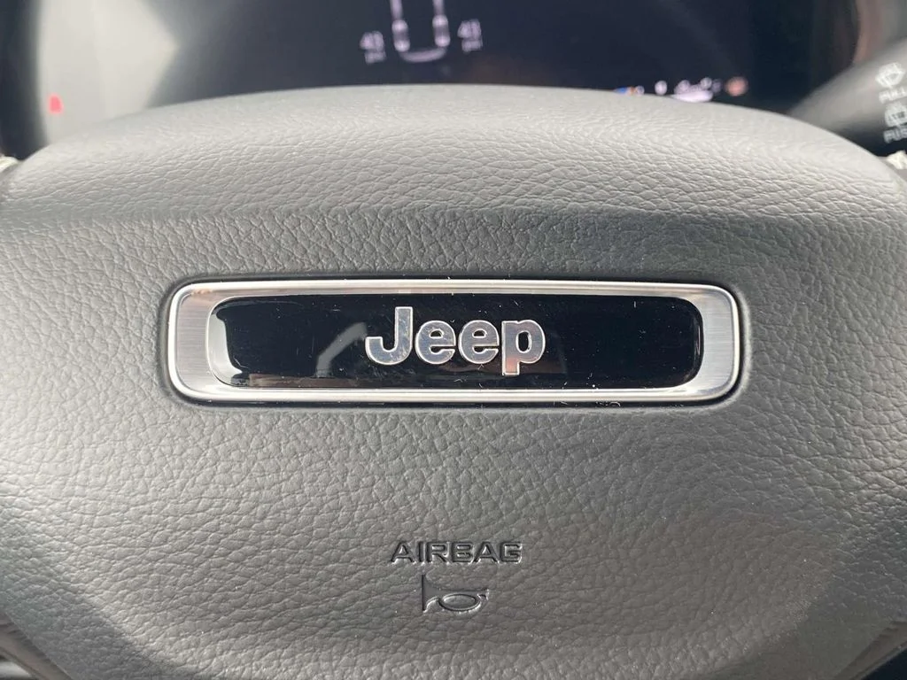 New 2026 Bright White Clear-Coat Exterior Paint Jeep Laredo X image 30
