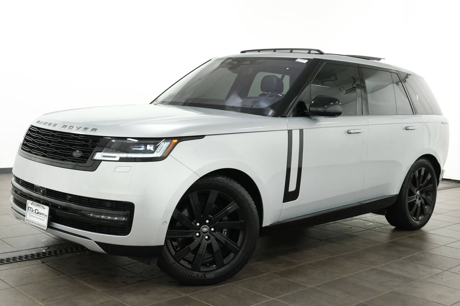 Used 2023 Silver Land Rover SE image 1