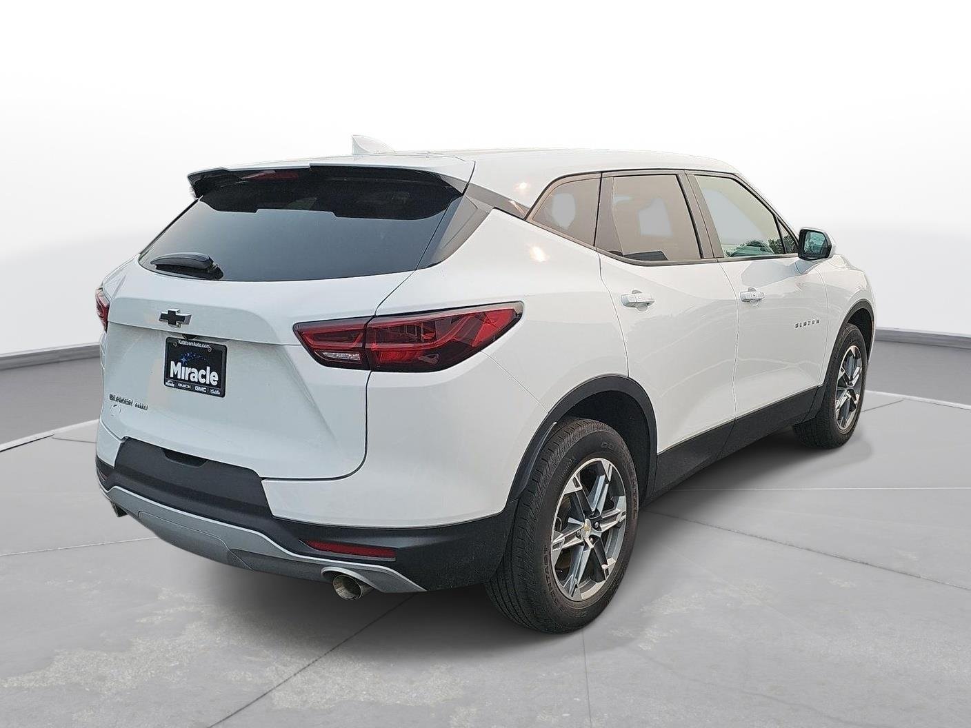 Used 2023 Summit White Chevrolet LT image 5