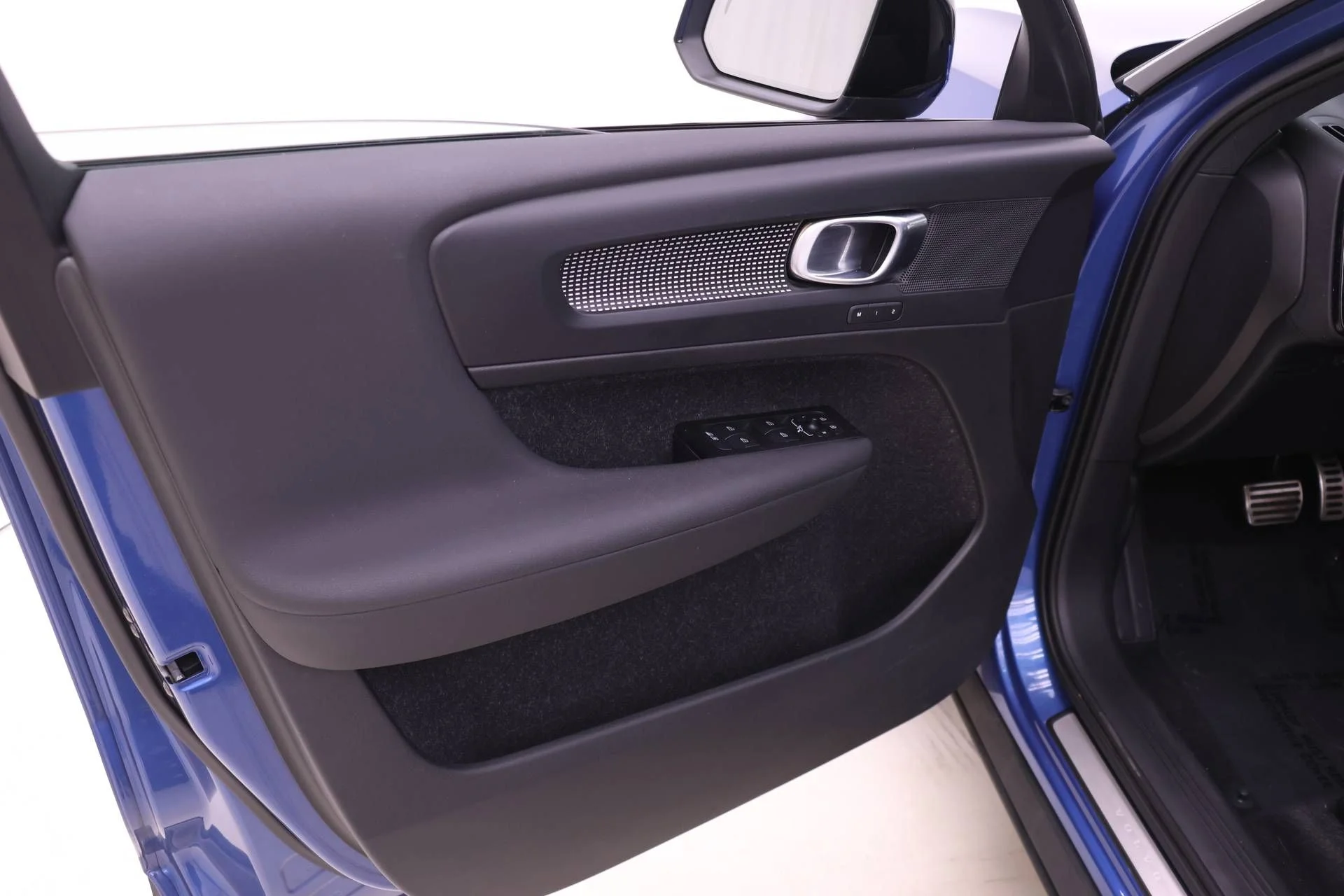 Used 2021 Blue Volvo R-Design image 13