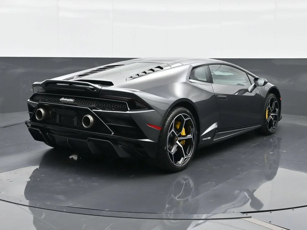 Used 2022  Lamborghini Base image 14