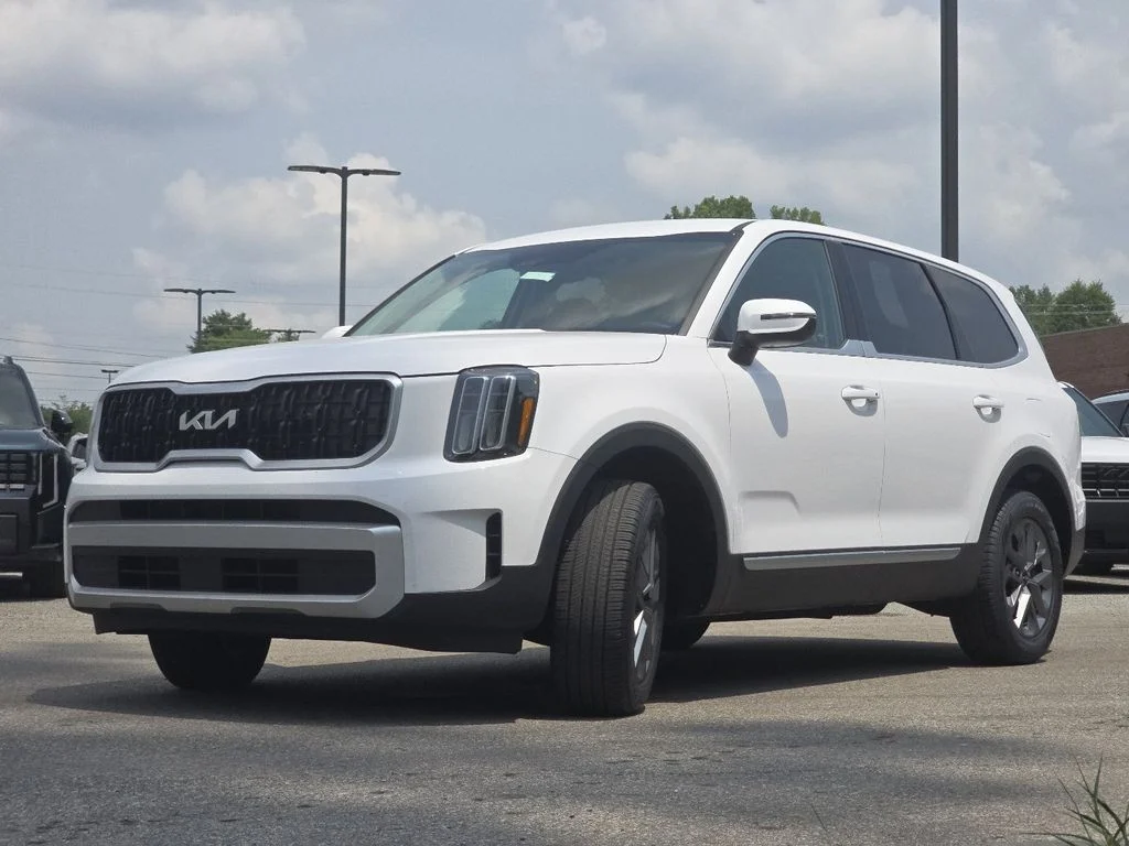 Used 2024 White Kia LX image 12