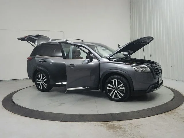 Used 2024 Gray Nissan Platinum image 10