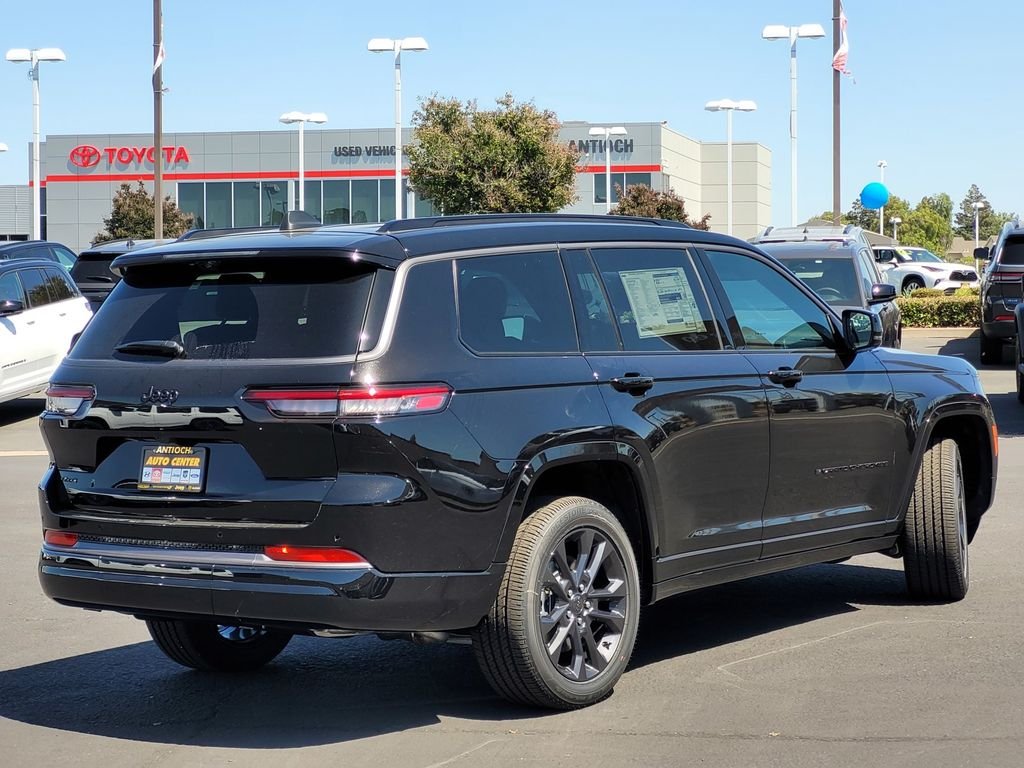 New 2026 Diamond Black Crystal Pearl-Coat Exterior Paint Jeep Limited Reserve image 3