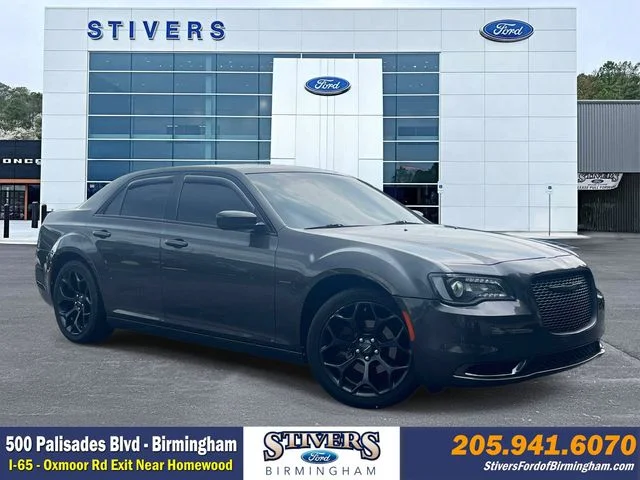 2019 Chrysler 300 Touring's photo
