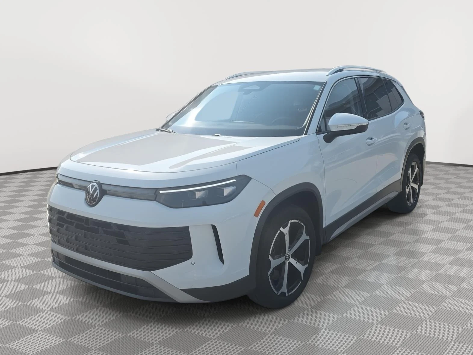 Certified Used 2025 WHITE Volkswagen SE image 3