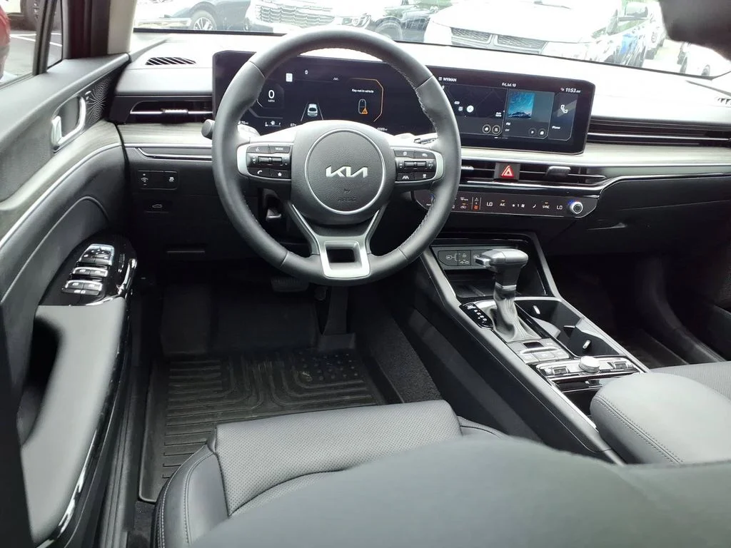 Used 2025 Runway Red Kia EX image 4