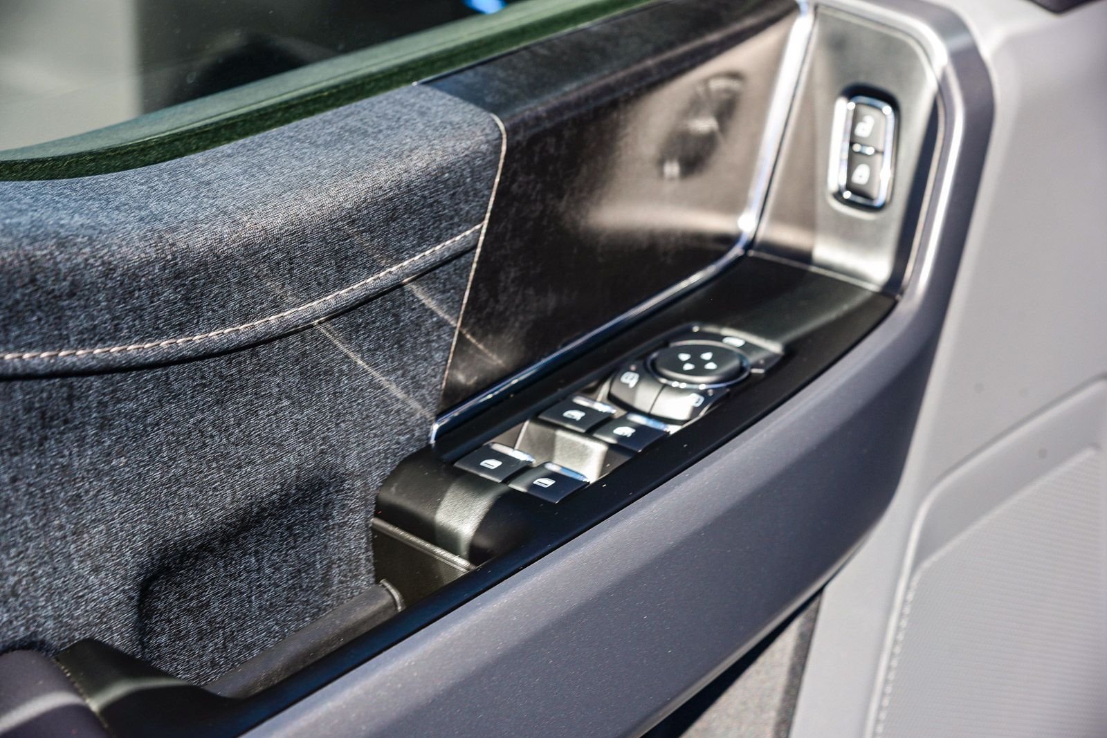 2025 Ford F-150 Lightning XLT - Photo 21