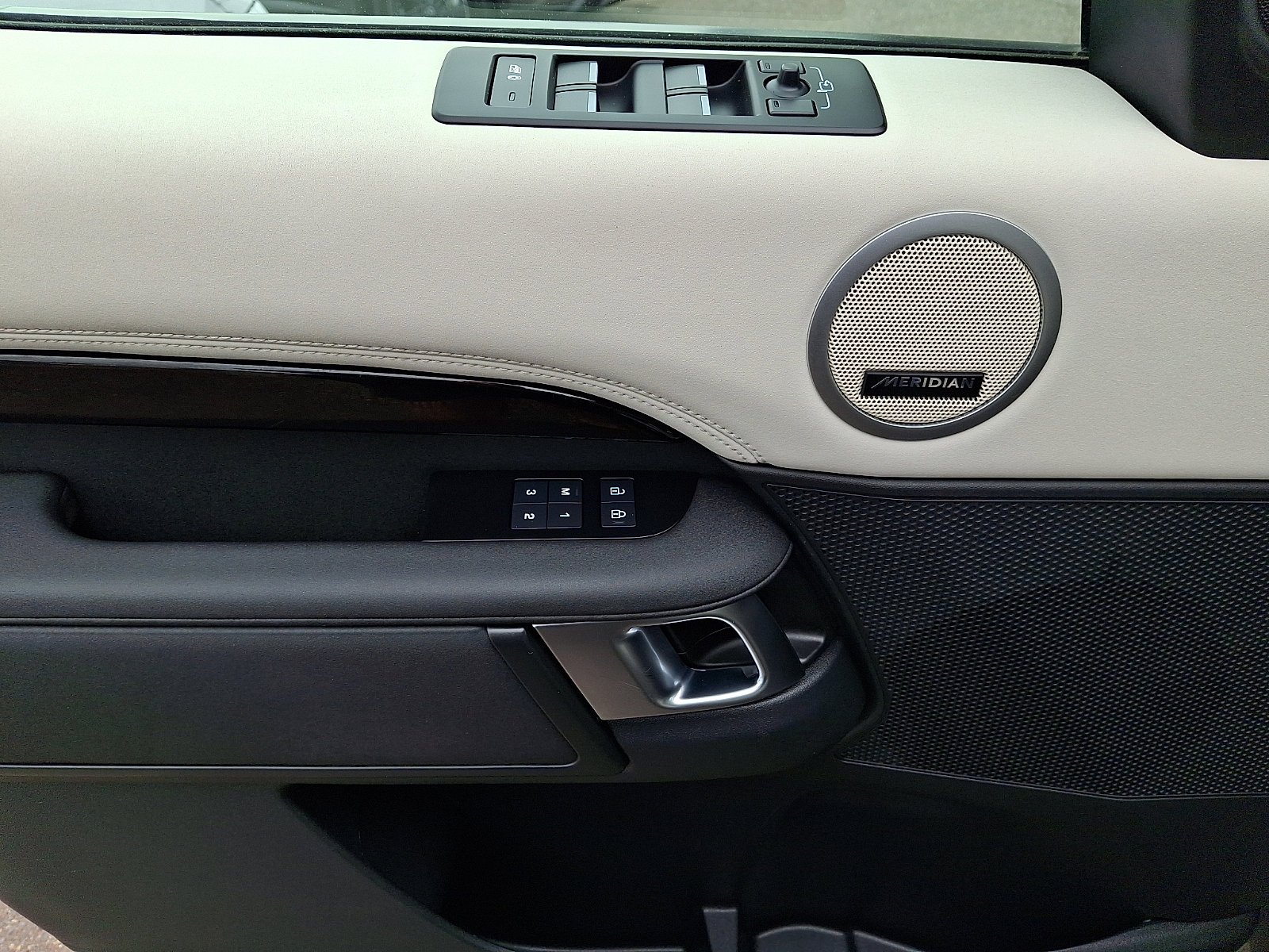 Used 2025 Black Land Rover S image 11