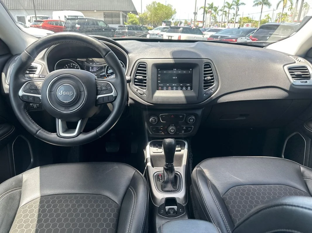 Used 2019  Jeep Latitude FWD image 26