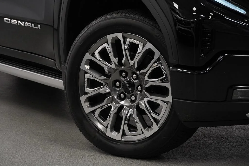 Used 2025 Onyx Black GMC Denali Ultimate image 9