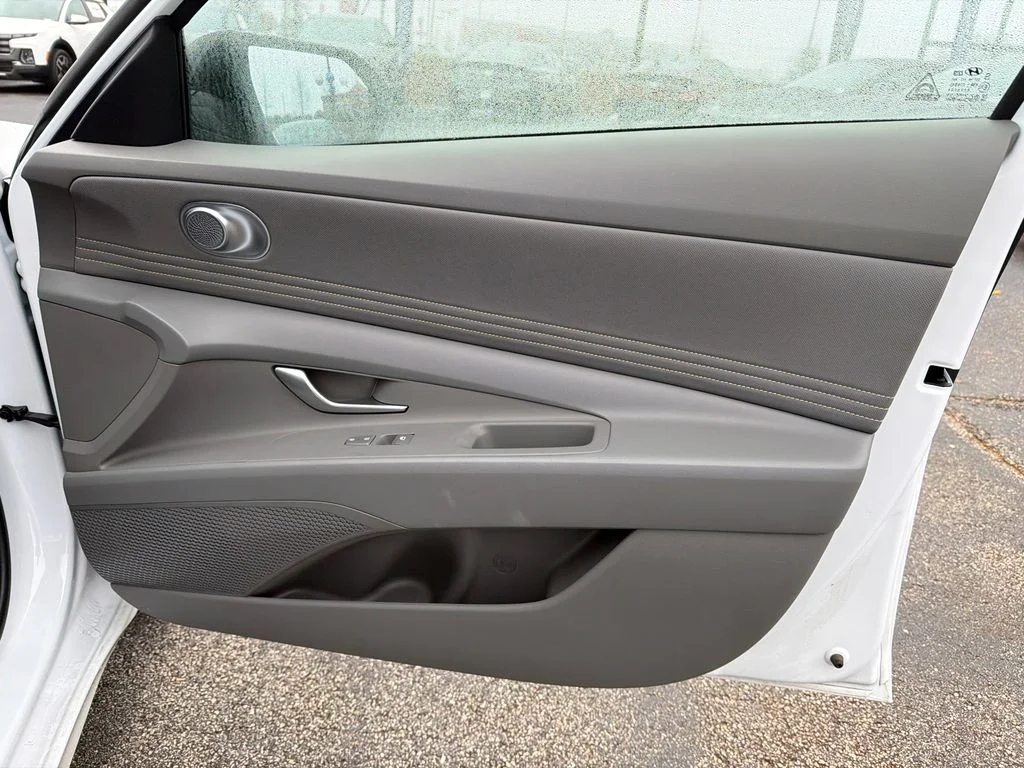 Used 2025 White Hyundai SEL Sport image 14