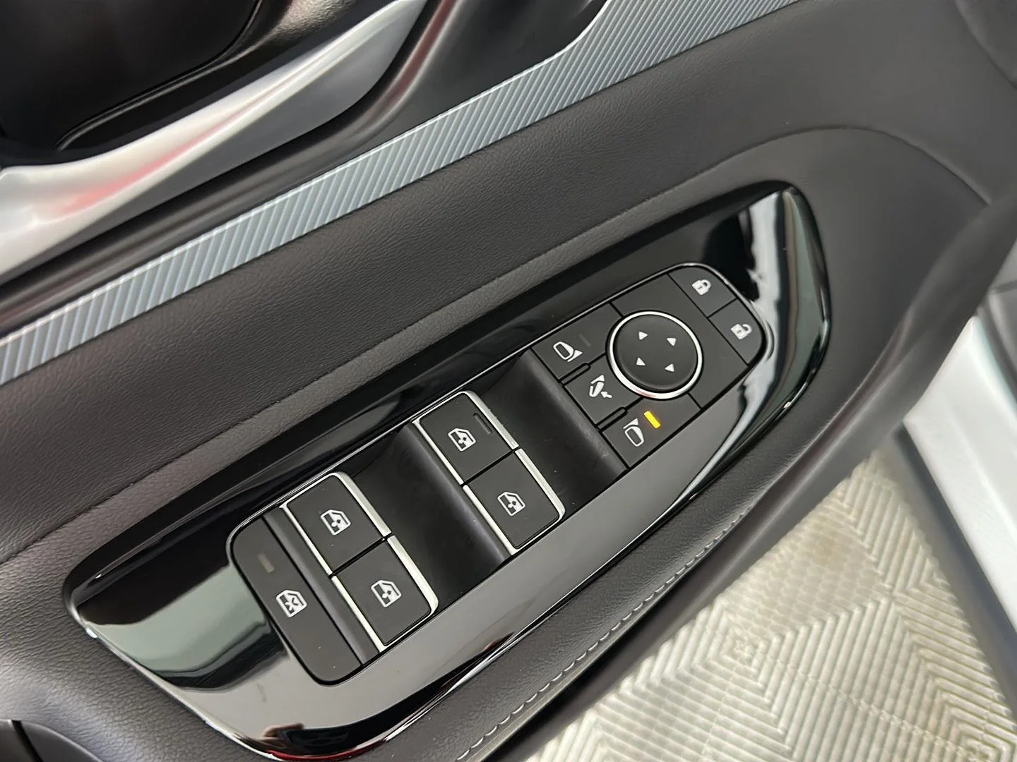 Used 2025 Everest White Pearl Tricoat/Super Black Nissan Platinum image 9