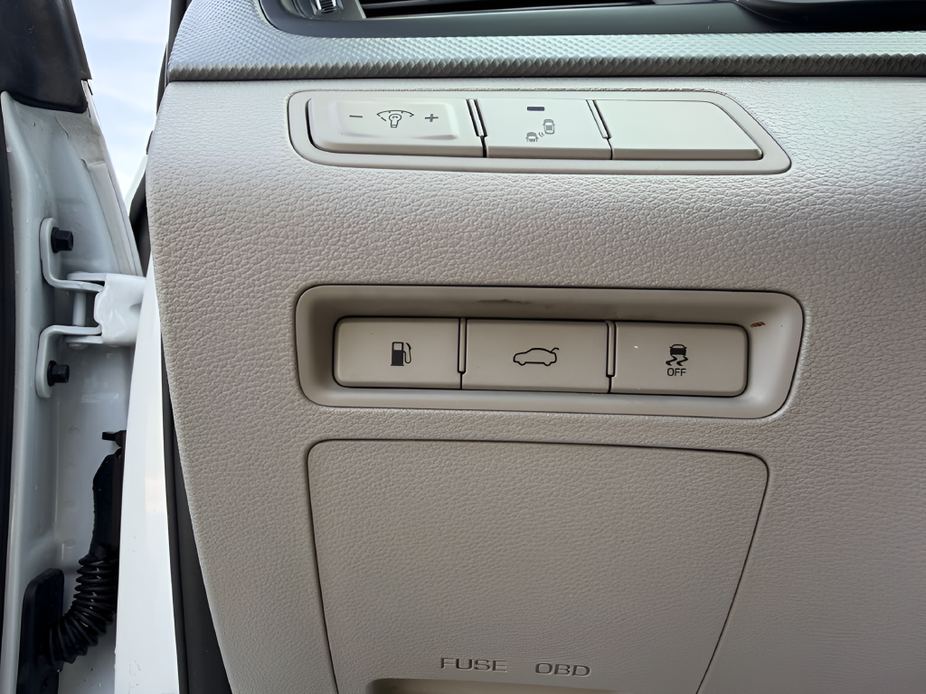 Used 2018 White Hyundai SEL image 9