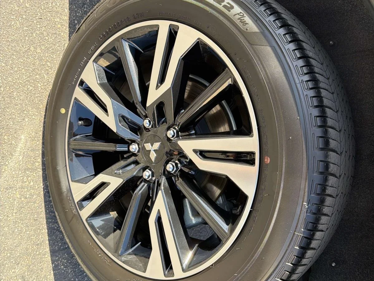 Used 2025 White Diamond Mitsubishi SE image 19