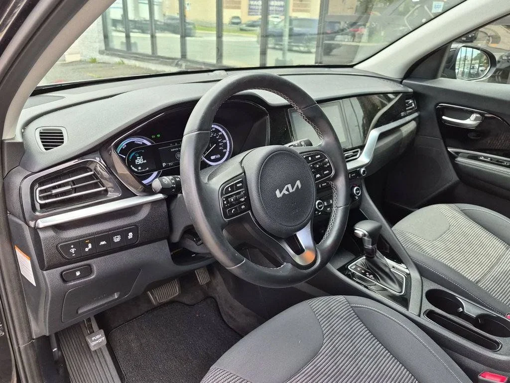 Used 2022 Black Kia LXS image 11