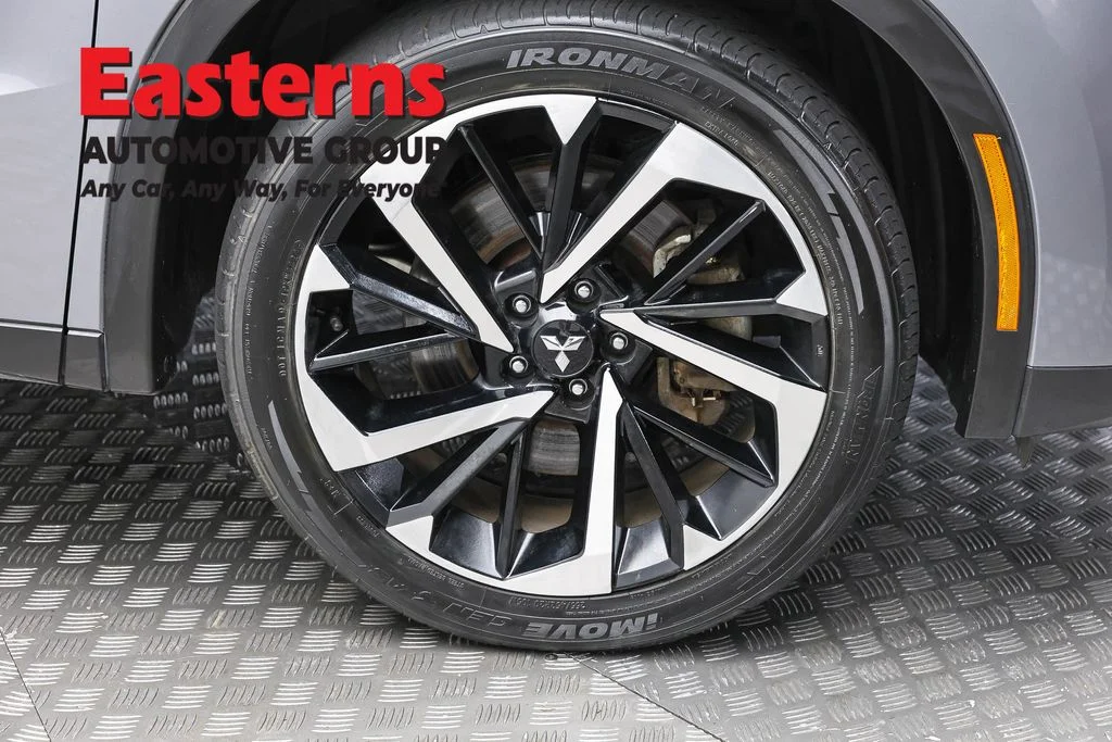 Used 2023 Silver Mitsubishi SE image 32