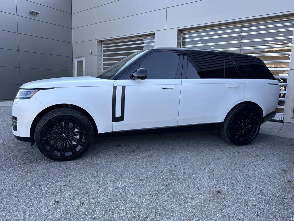 Used 2025 White Land Rover SE image 3
