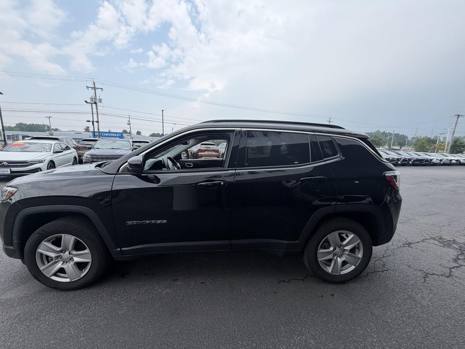 Used 2022 Diamond Black Crystal Pearlcoat Jeep Latitude image 6