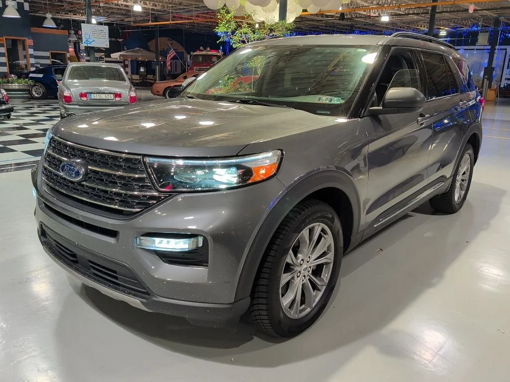 Certified Used 2023 Gray Metallic Ford XLT image 1