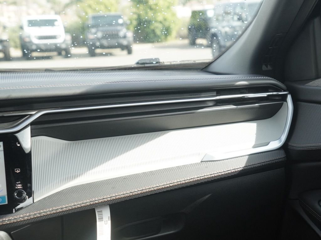 New 2026 Diamond Black Crystal Pearl-Coat Exterior Paint Jeep Limited image 24