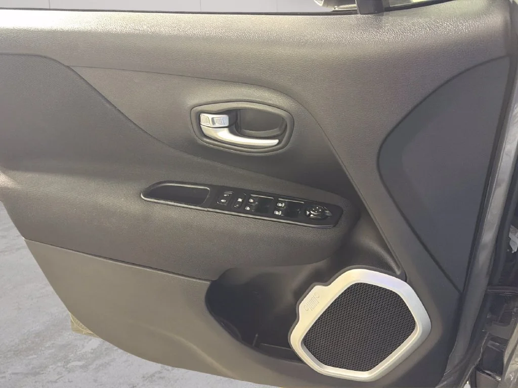 Used 2021  Jeep Latitude image 26