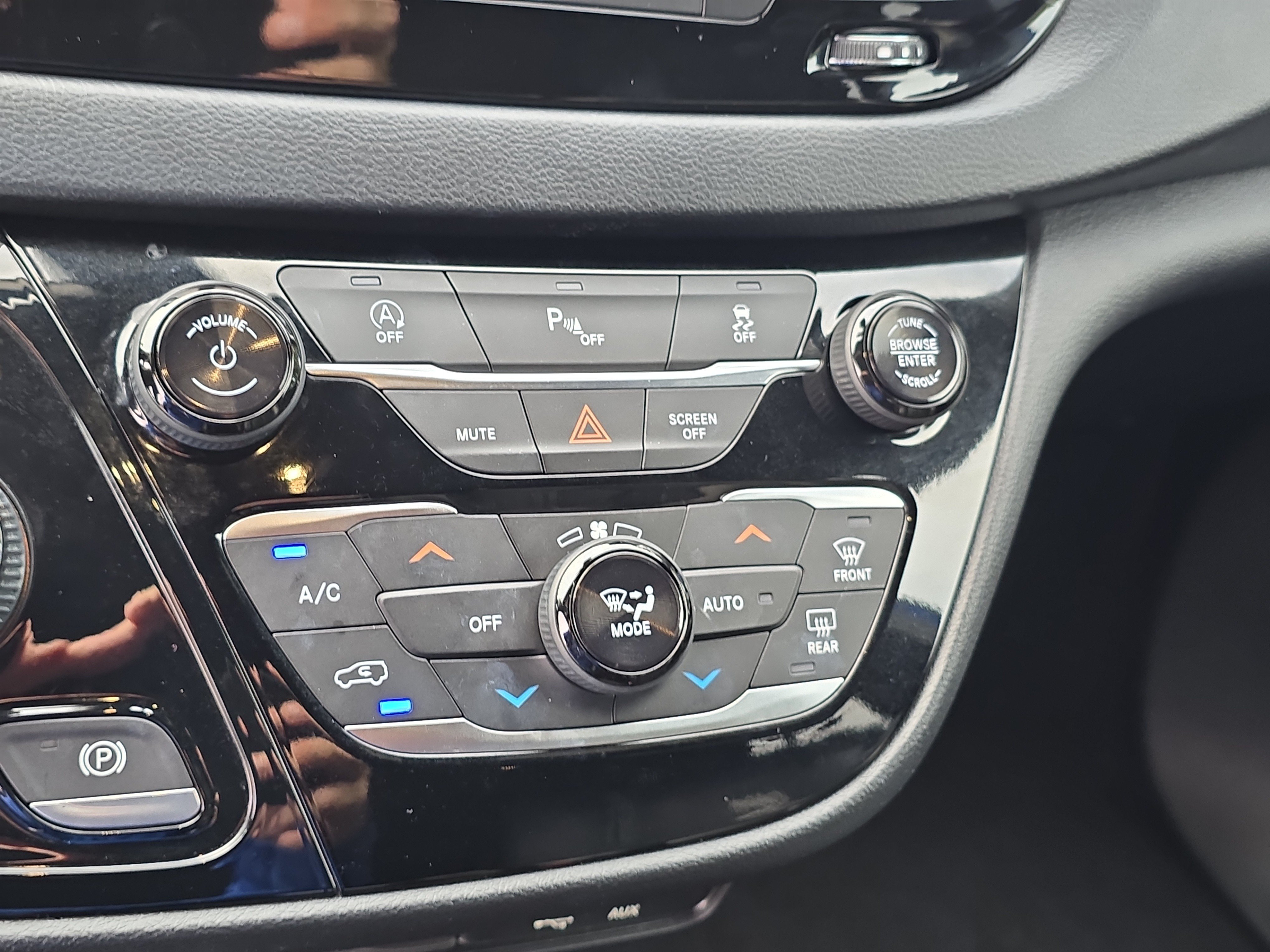 Used 2019 Ocean Blue Metallic Chrysler Touring L image 26